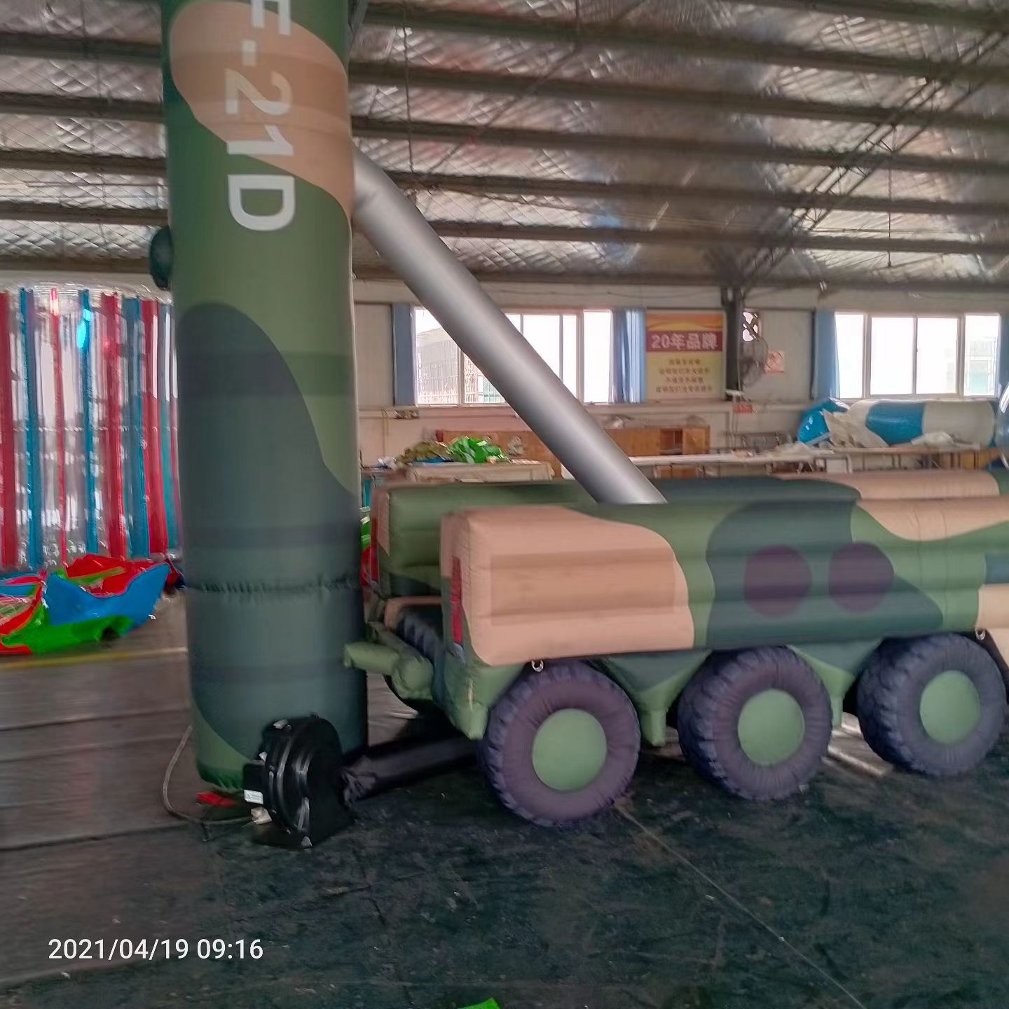 渑池军事演习中的充气目标车辆：模拟发射车雷达车坦克飞机